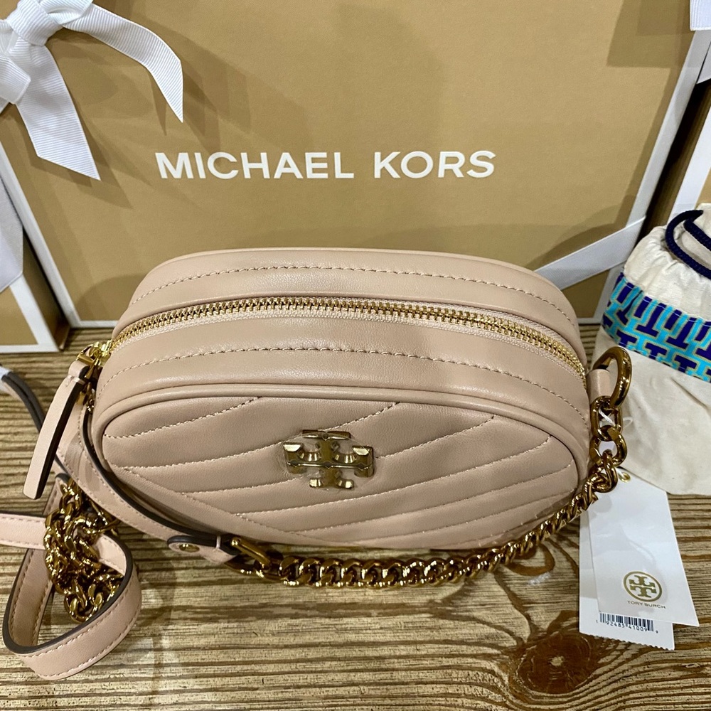 Authentic NWT Tory Burch Chevron Crossbody Camera Bag Kira Chevron Soft Leather - Picture 4 of 13